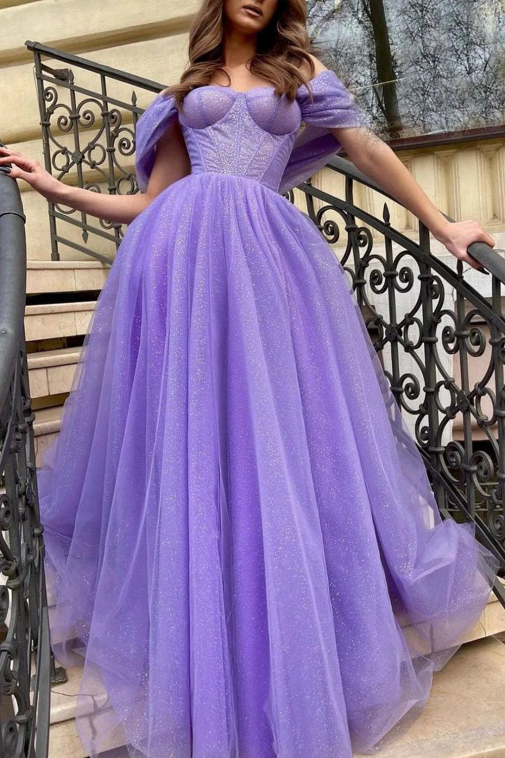 Vestido de fiesta largo morado con hombros descubiertos y abertura